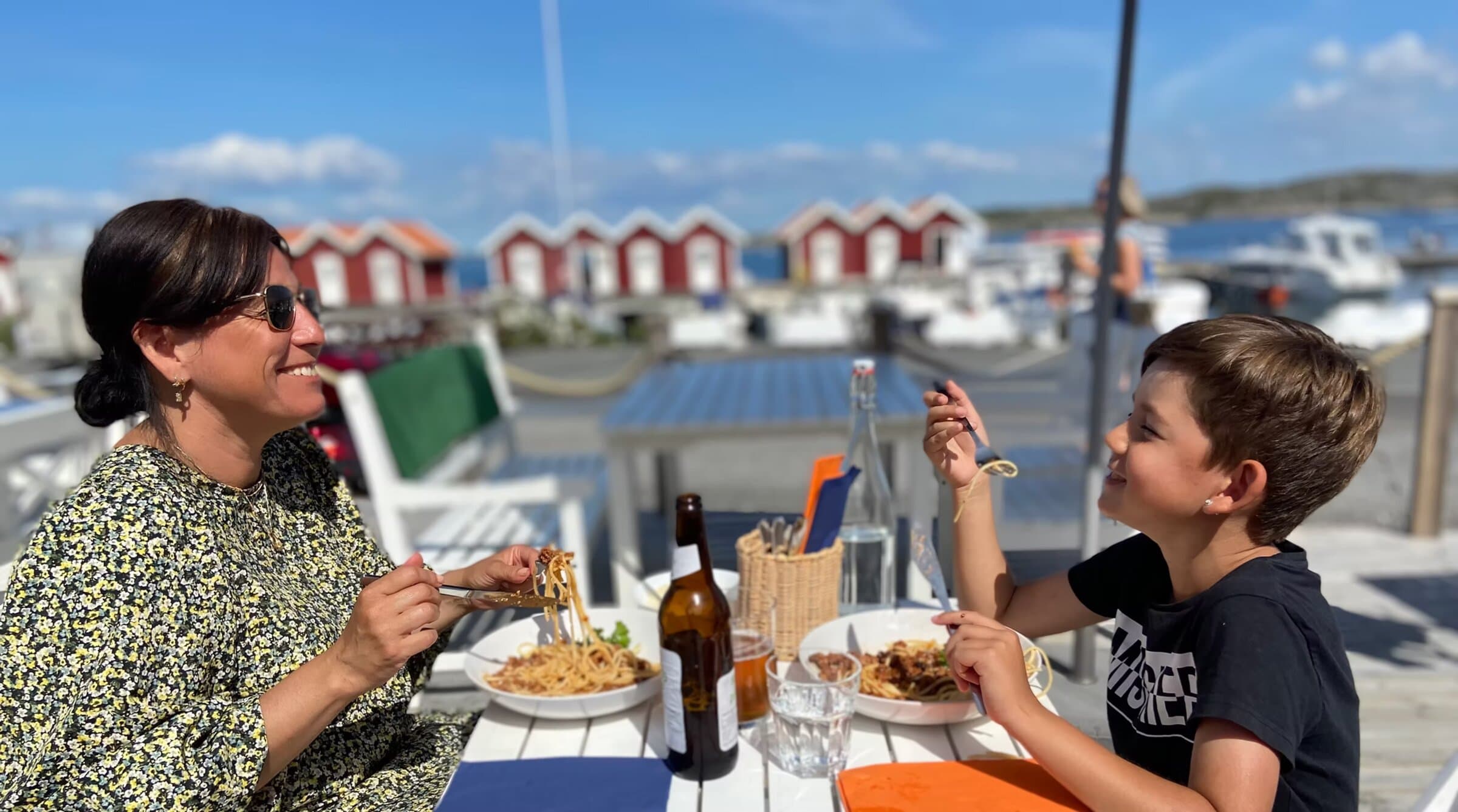 Gäster som äter på terrassen vid hamnen på Knippla